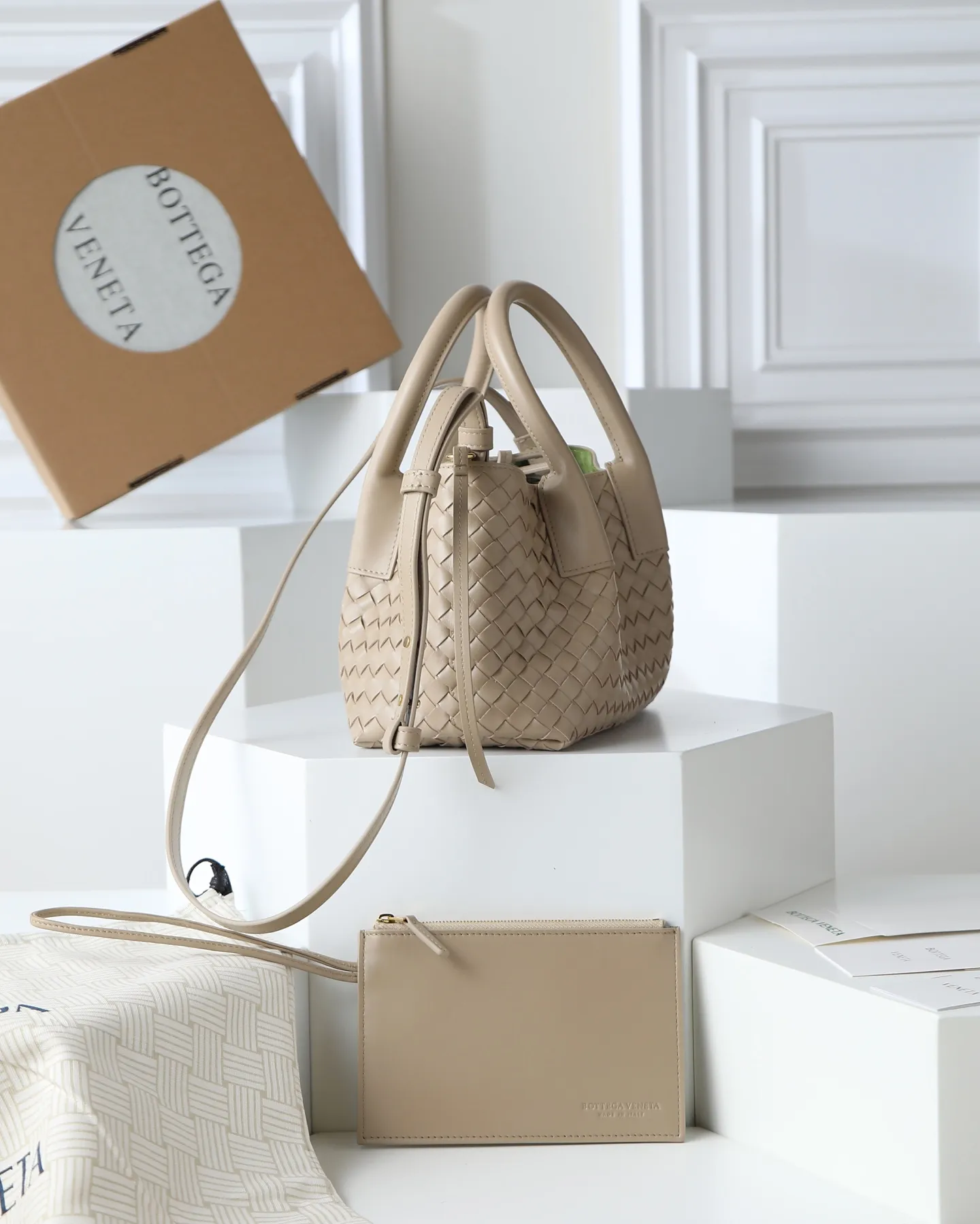 1000. BOTTEGA VENETA's 2025 new product pinacoteca has super soft leather, and the weaving function, practicality and relaxed fashion sense have not been lost ❤️‍🔥Amway is a must-have bag for sisters when going out. The size also accurately meets the commuting needs of urban beauties, and it can fit everything! ! ! 🔥The capacity should not be underestimated~ It doesn’t pick the person, the occasion, or the occasion. With its majestic curved outline, exquisite woven texture, delicate edges and rounded handles, this woven vegetable basket bag truly achieves the goal of “dressing up and being fashionable without getting in the way”~ Are you interested in Jimei? Style number: 819004 Size: 24*15*12cm